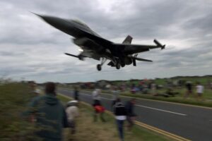 INSANE F-16 Pilot EXTREMELY Low Pass Over The Plane Spotters.