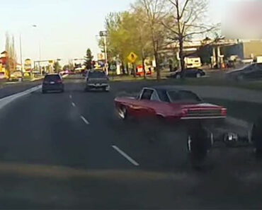 Dodge Dart Driver Loses Rear Axle While Showing Off (VIDEO)