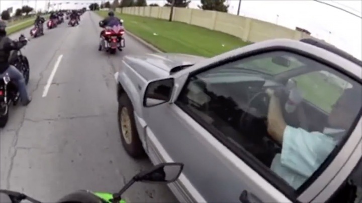 Jeep Cuts Off Motorcyclists During Escorted Ride