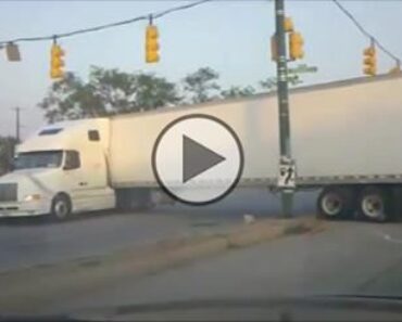 Truck gets stuck at a U-turn! Hilarious fail!