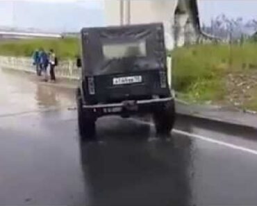 WATCH WHY YOU DON’T DRIVE A JEEP THROUGH A FLOOD!