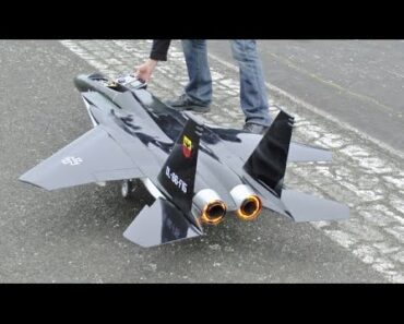No landing gear on this RC fighter jet ends in emergency landing!