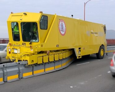 The Golden Gate Bridge’s Road Zipper is an Awesome Traffic Control Vehicle!