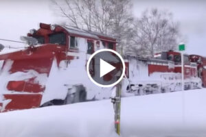 Wild Looking Japanese Snow Plow Train DE15 in Action!