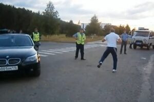 Drunk Driver Vs Traffic Police – Everything Is Possible In Russia!