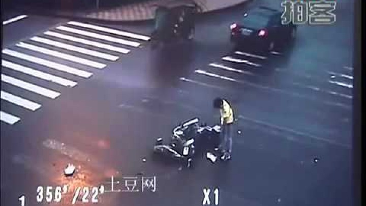 Kung Fu biker wins in a traffic accident in China