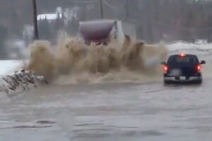 Semi Truck Against Flood – No Slowing This Guy Down!