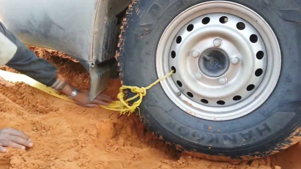 how-to-pull-your-car-out-of-the-sand-in-the-desert-hack-1024x576