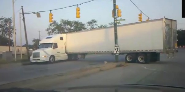 truck-turning-fail