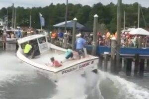 Now THIS is how you Dock! Serious Skills!