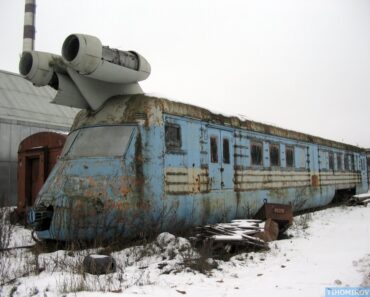 The strange & now sadly abandoned Soviet Jet Train from the 1970s