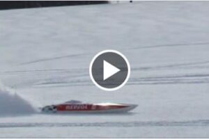 RC powerboat driving on fresh powder snow with ease!