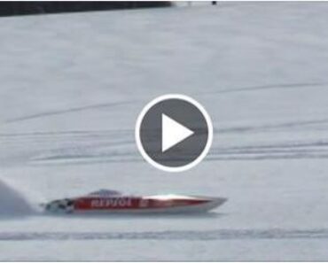 RC powerboat driving on fresh powder snow with ease!