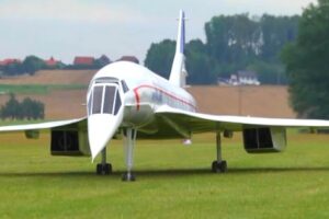 A Huge Concorde RC Plane Powered By Two Jet Turbines!