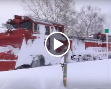 Wild Looking Japanese Snow Plow Train DE15 in Action!